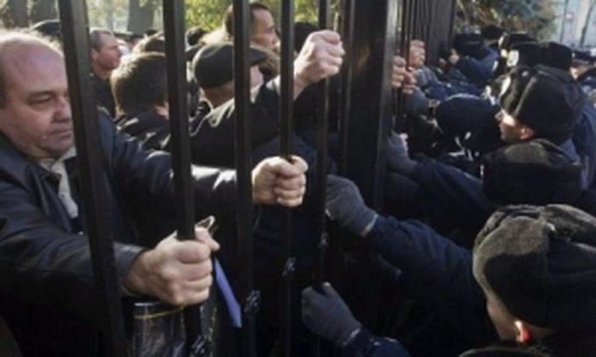 За зламаний під Радою паркан пікетувальникам загрожує до 7 років 
