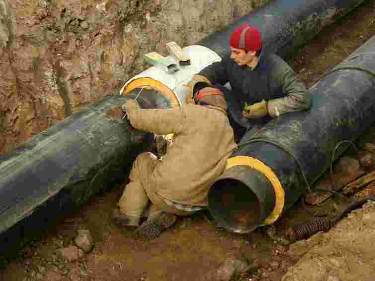 «Львівтеплоенерго» замінює аварійні труби на вул. Стрийській