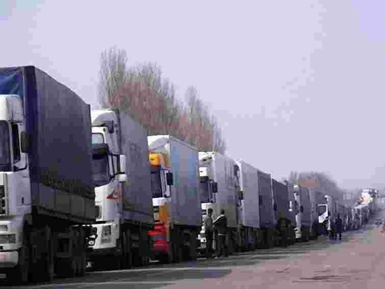 40 фур стоять у заторі перед «Краковцем» на Львівщині