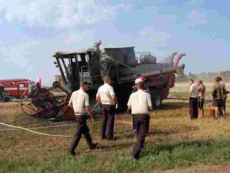 На Львівщині горів комбайн: є жертви