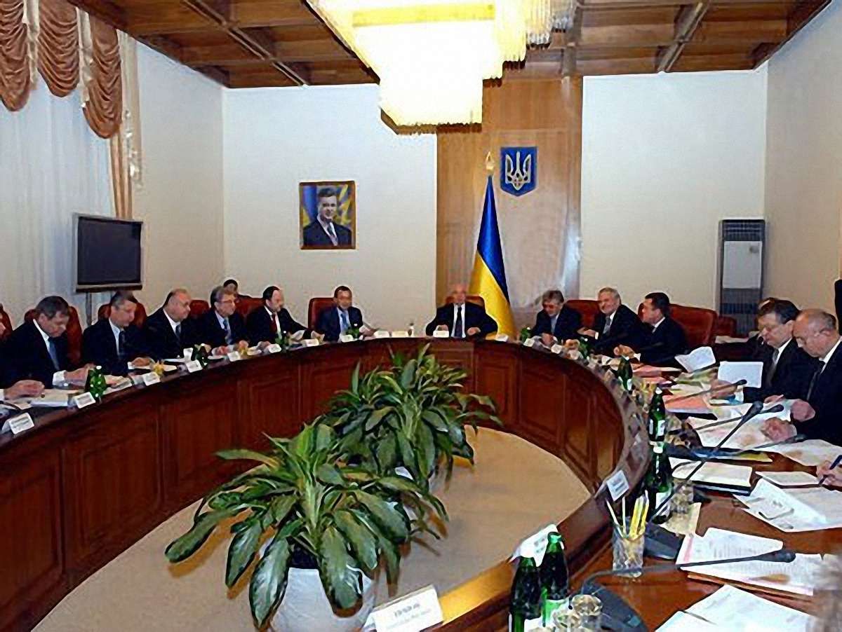 Кабмін не задоволений роботою Табачника і Єжеля