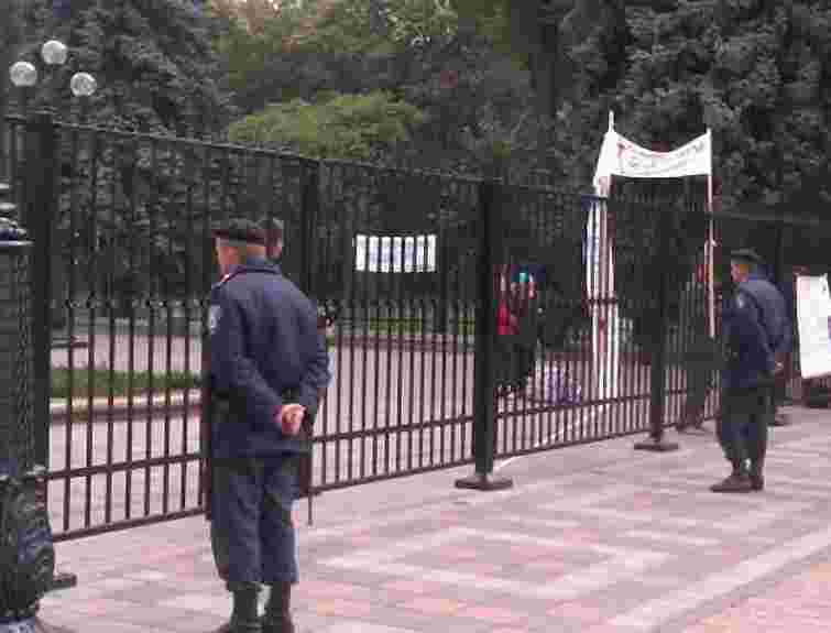 Паркан біля Ради укріплюють бетоном