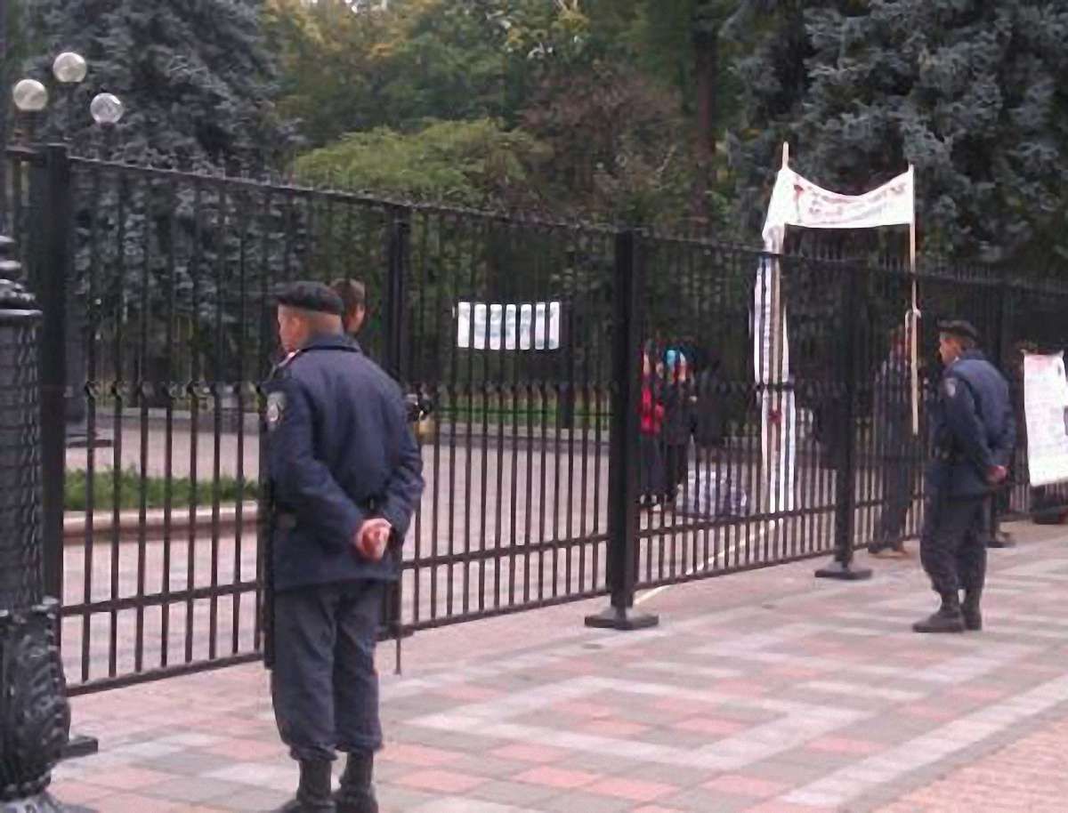 Паркан біля Ради укріплюють бетоном