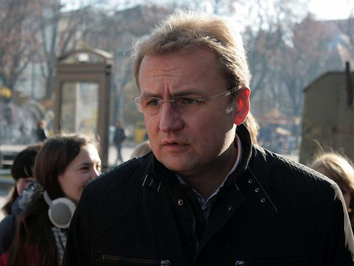 Мер назвав вандалізмом пластикові вікна у центрі Львова