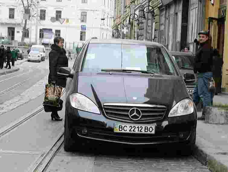 Автомобіль, який заблокував рух трамваїв у Львові, евакуювали