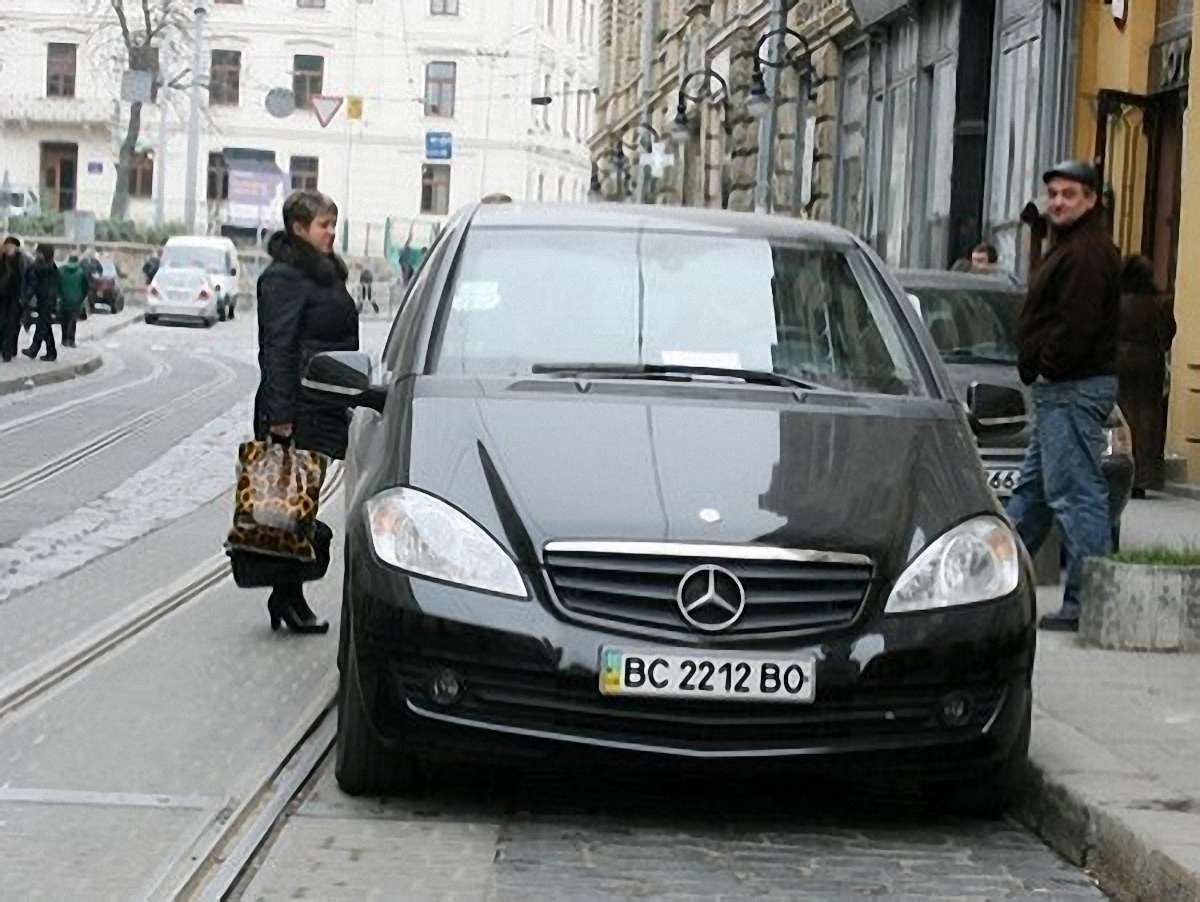 Автомобіль, який заблокував рух трамваїв у Львові, евакуювали