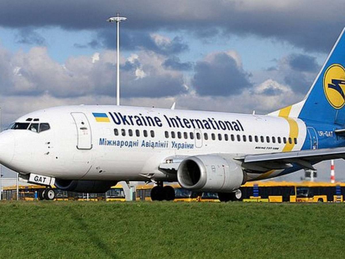 Літак зі збірною України при посадці застосував екстрене гальмування