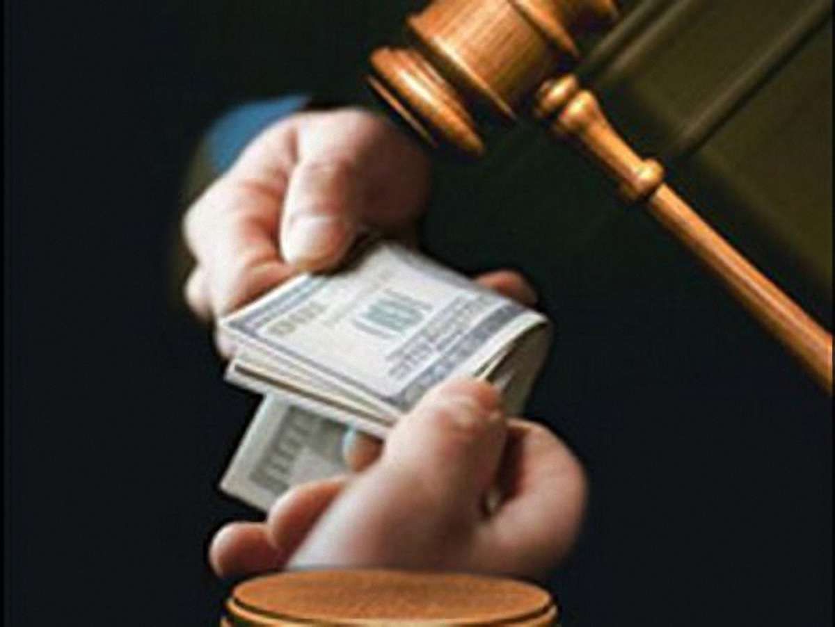 Дніпропетровський суддя вимагав у підсудної хабар та інтим