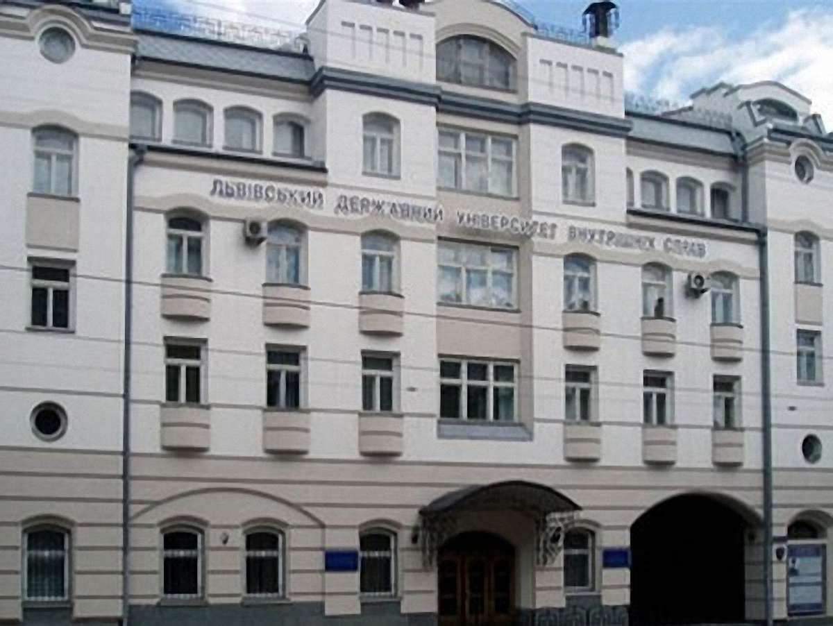 Затримано двох осіб, що придбали викрадену у Львові зброю