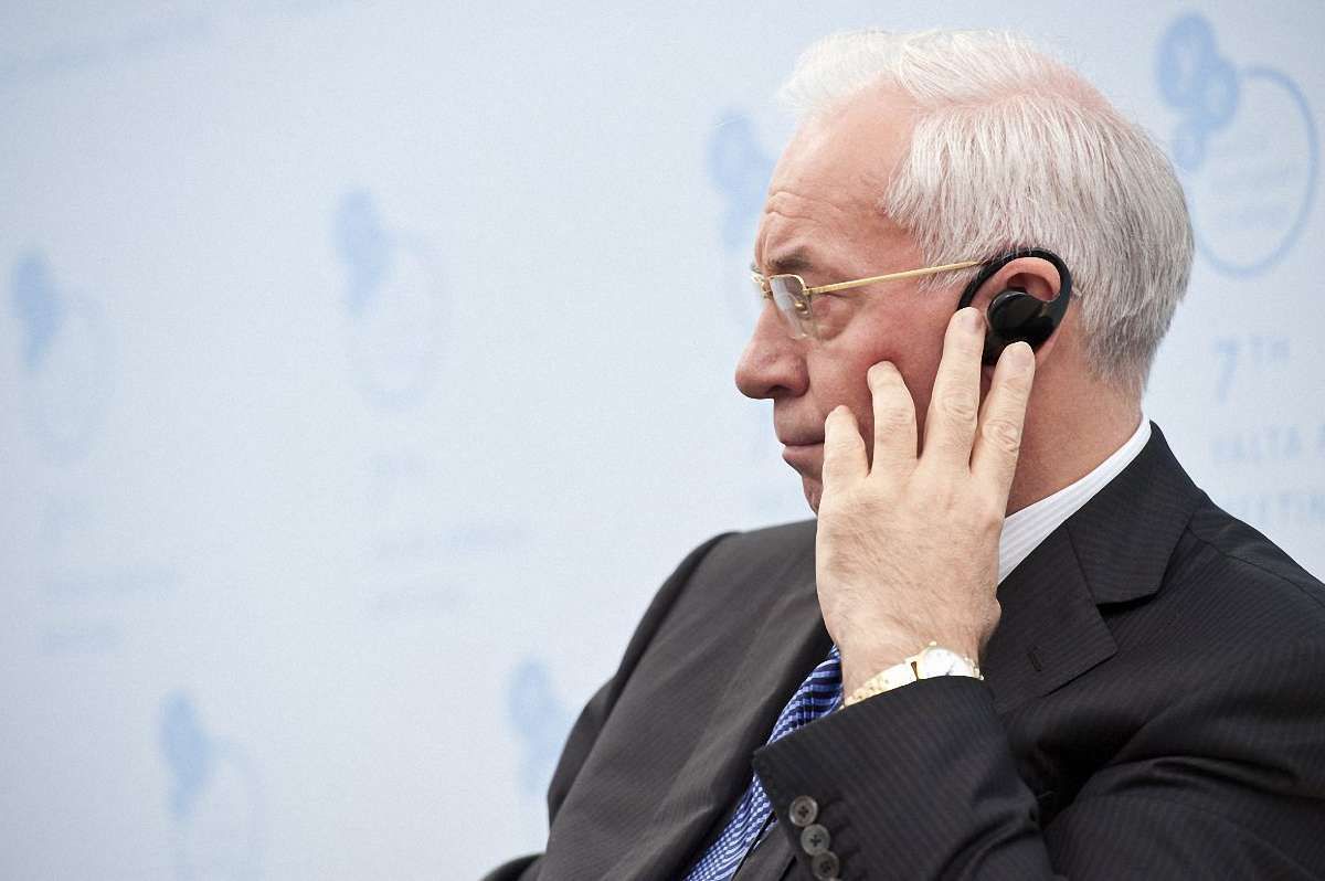 Азаров: Курс гривні триматимуть, поки люди не повірять у стабільність
