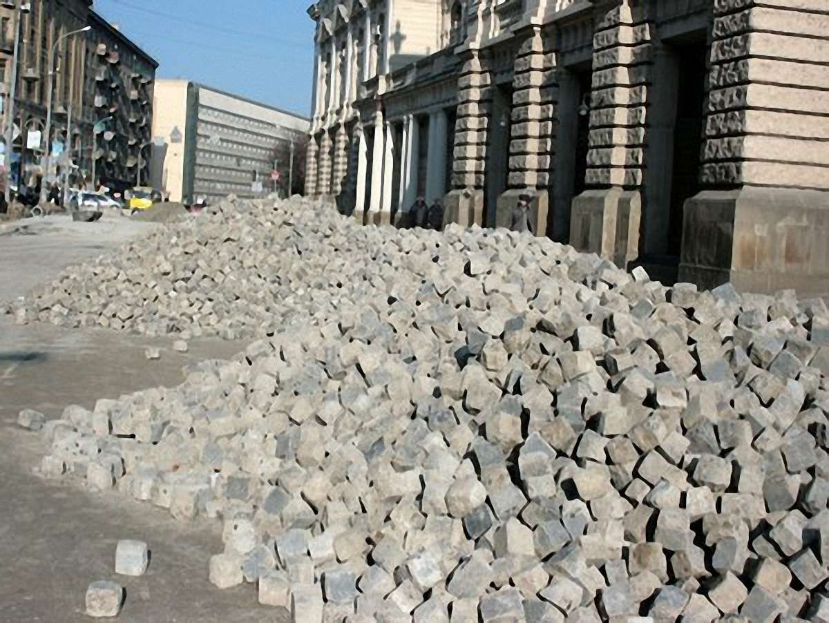 У Львові на проспекті Свободи розпочали перемощувати тротуари