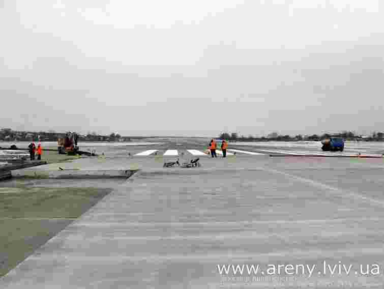 На Львівському летовищі готові 2 км злітно-посадкової смуги