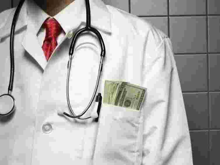  У Луцьку медика оштрафували за те, що взяв винагороду