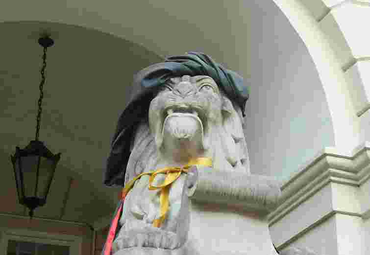 Львівських левів одягли у мантії на честь Дня студента. Фото