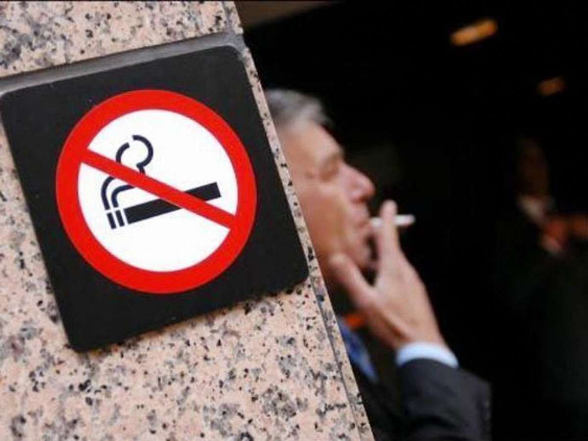 Українські курці вимагають місць для куріння в потягах та літаках 