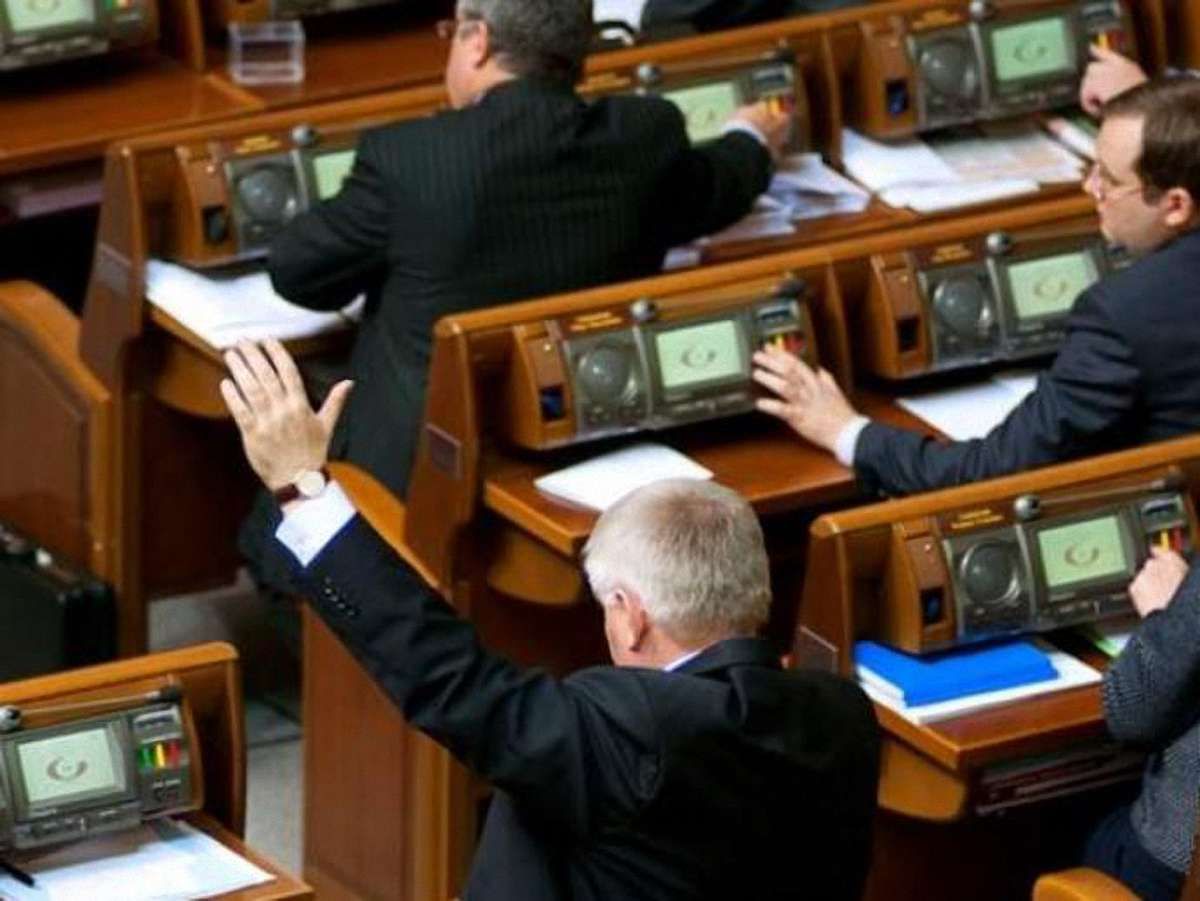 ВР прийняла закон про державних службовців