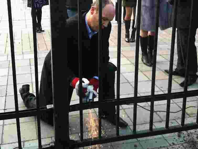 Депутати пиляють болгаркою огорожу навколо парламенту