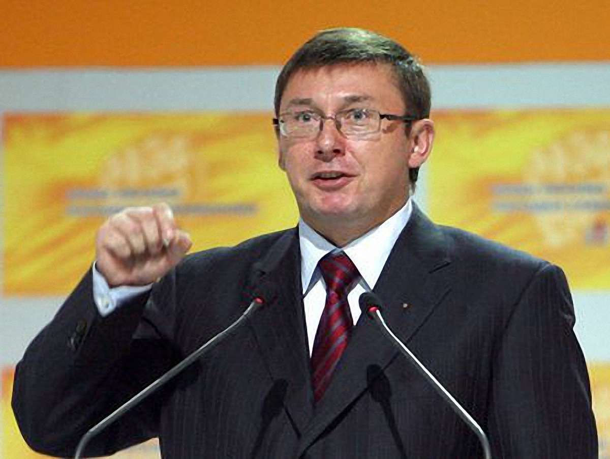 Луценко закликає не спати, очікуючи месію на новому Майдані