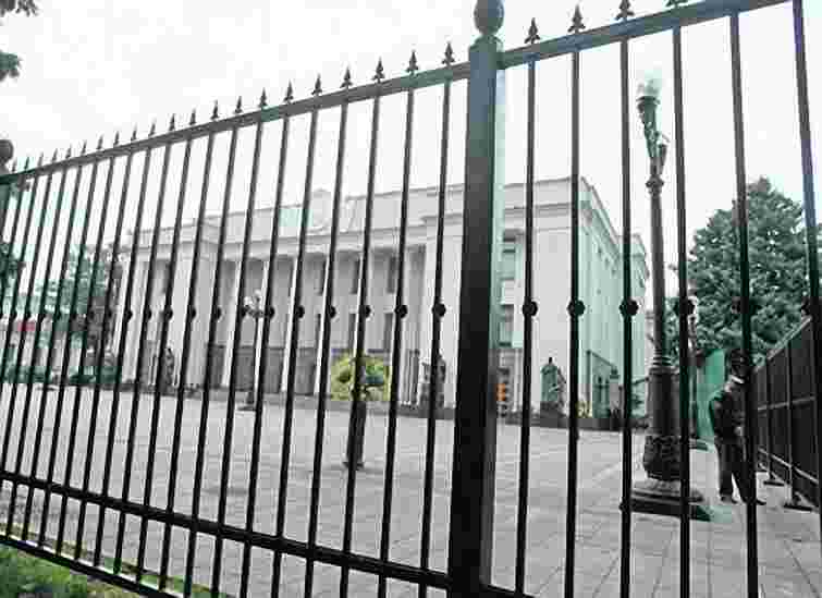 Паркан під Радою встановили для огорожі Маріїнського парку