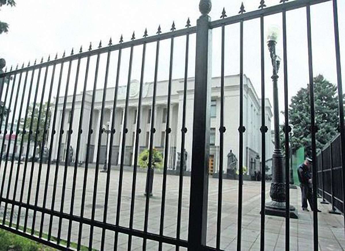 Паркан під Радою встановили для огорожі Маріїнського парку