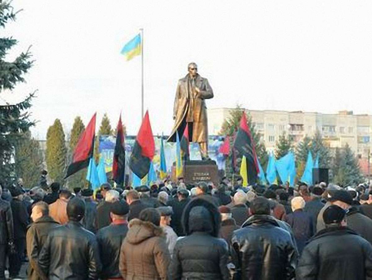 У Самборі відкрили пам’ятник Степану Бандері