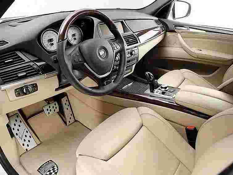 Азаров звільнив чиновника-марнотратника