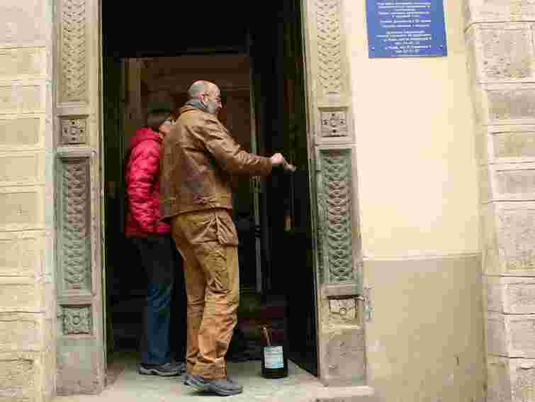 У Ставропігійському ліцеї у Львові реставрують браму