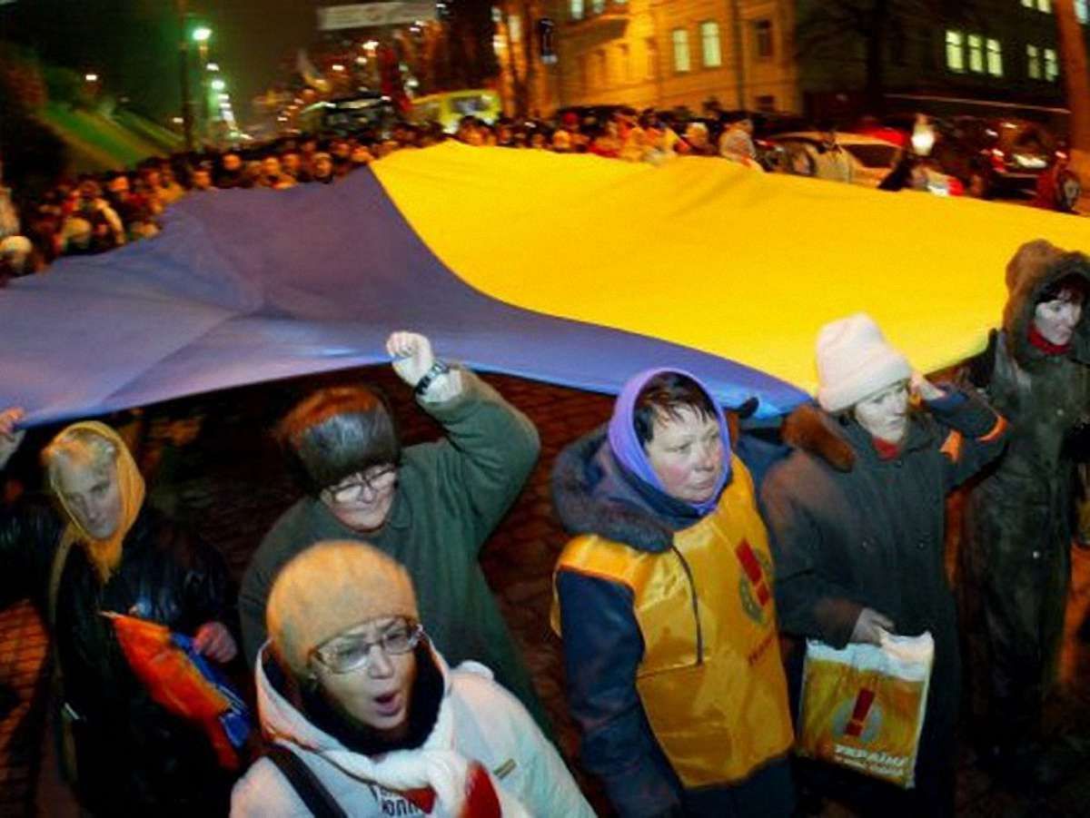 Мітинг на Майдані розсіюється, однак не без сутичок
