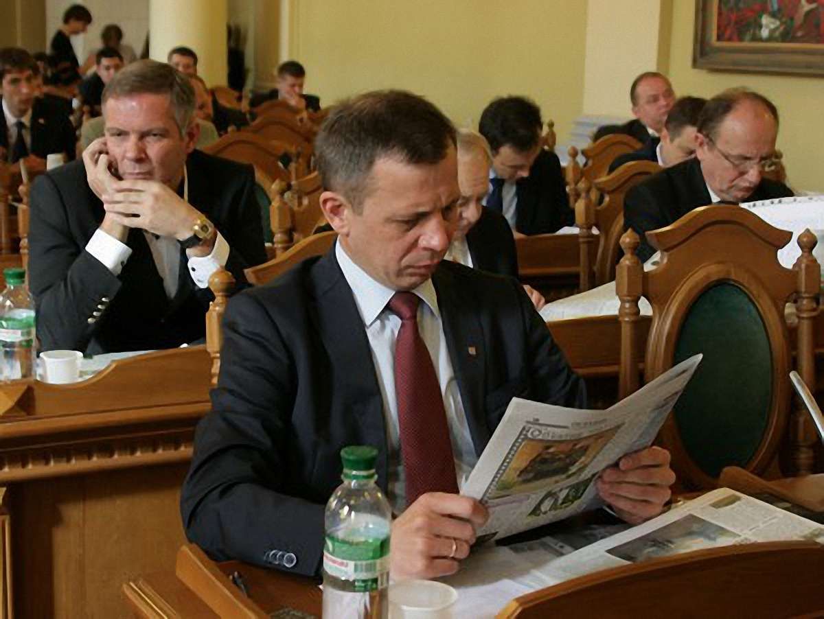 Львівським депутатам роздають незабудки в пам’ять про Голодомор