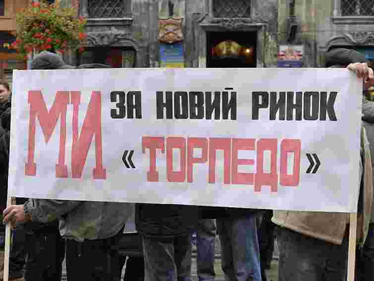Підприємці ринків пікетують міськраду Львова