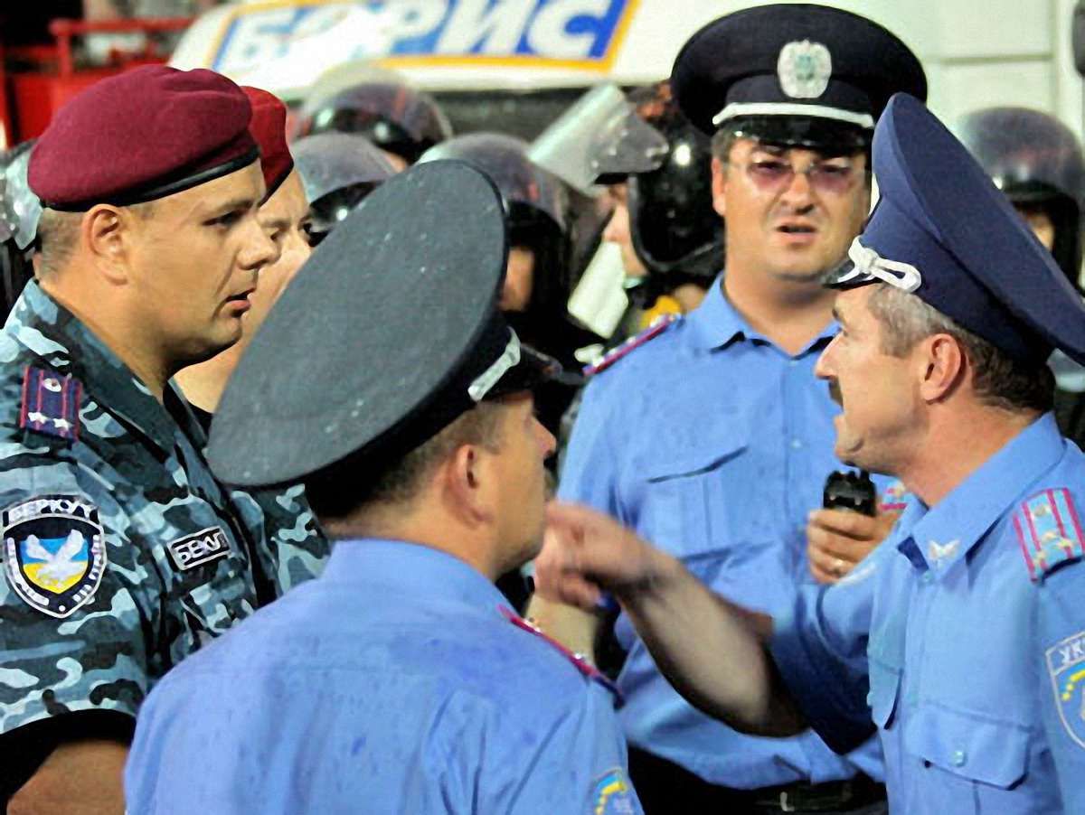 Міліціонерів зобов’язали знати українську