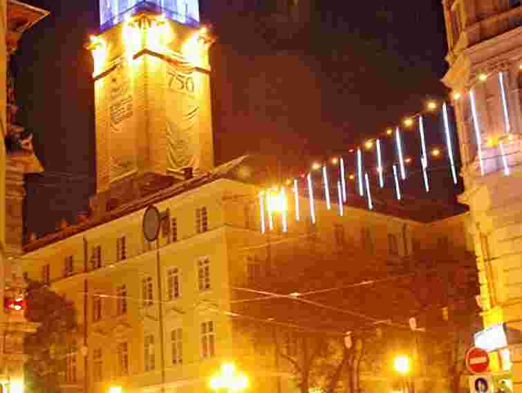 У центрі Львова святкова ілюмінація готова на 90%