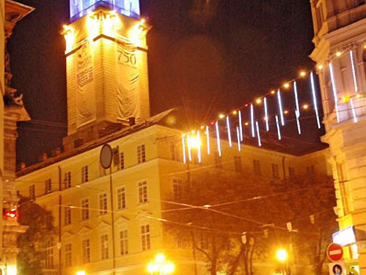 У центрі Львова святкова ілюмінація готова на 90%