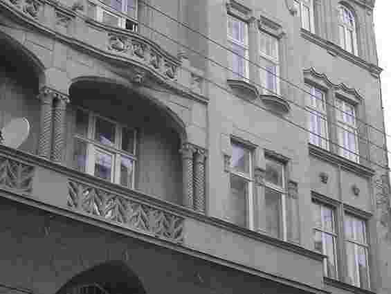 Пластикові вікна у Львові замінюватимуть на дерев’яні примусово