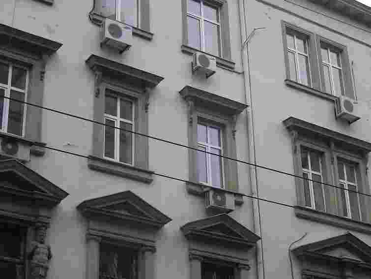 За руйнування  пам’яток пластиковими вікнами львів’яни заплатять 