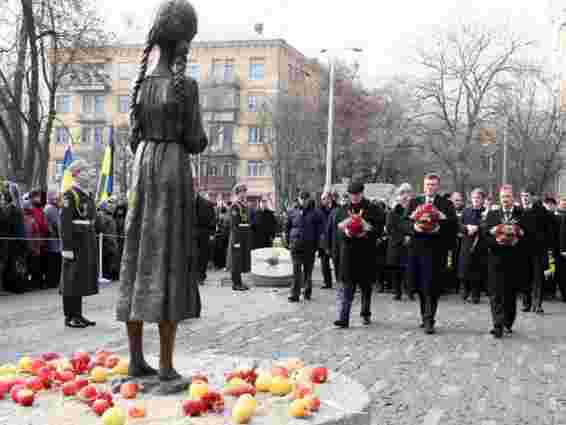Янукович вшанував жертв Голодомору разом з попередниками. Фото