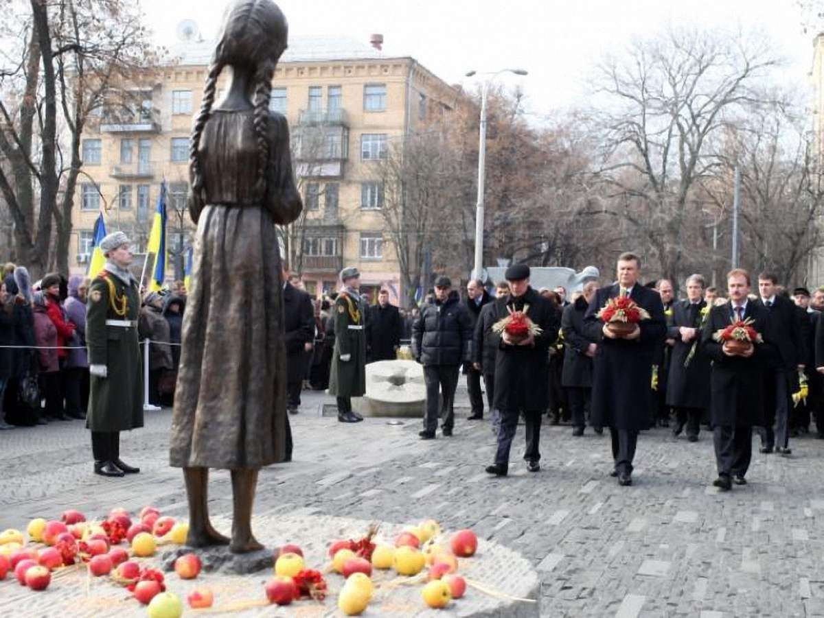 Янукович вшанував жертв Голодомору разом з попередниками. Фото