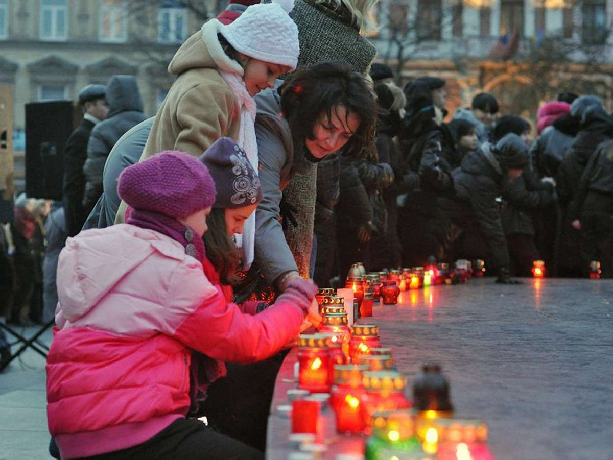 На вшанування жертв голодоморів прийшли три тисячі львів’ян 