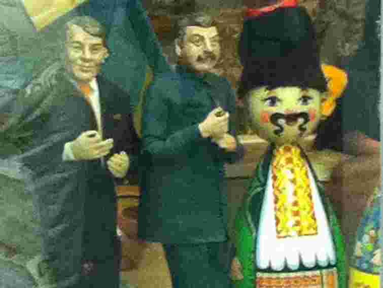 Туристам у Борисполі пропонують ляльку Сталіна