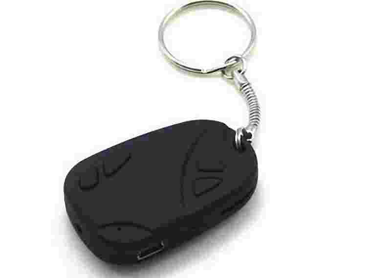 На Рівненщині білорус збував брелоки з «жучками»