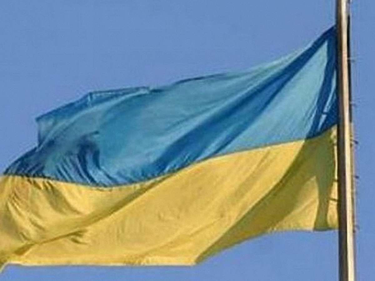 На Рівненщині в центрі міста вкрали синьо-жовтий прапор