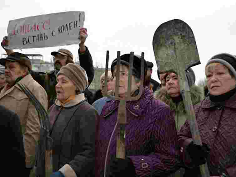 Пенсіонери з вилами вибили двері Донецької ОДА