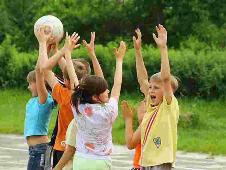 Навчальні заклади Львівщини отримали спортивний інвентар