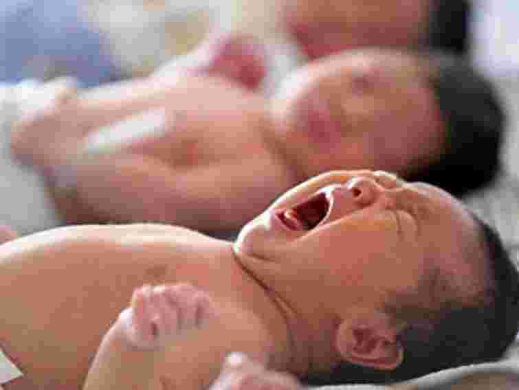 Азаров скерував ще 1 млрд грн на виплати по народженню дитини