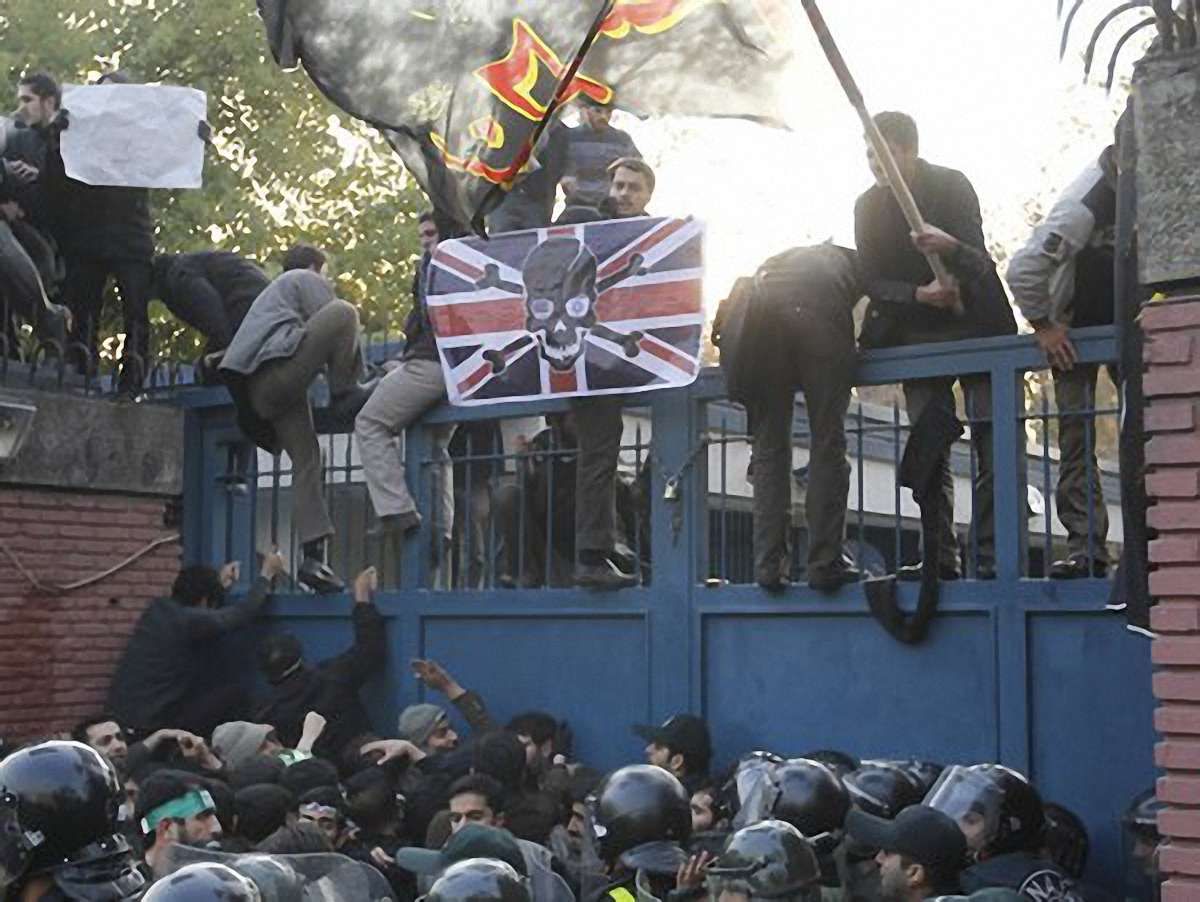 В Ірані протестувальники напали на британське посольство