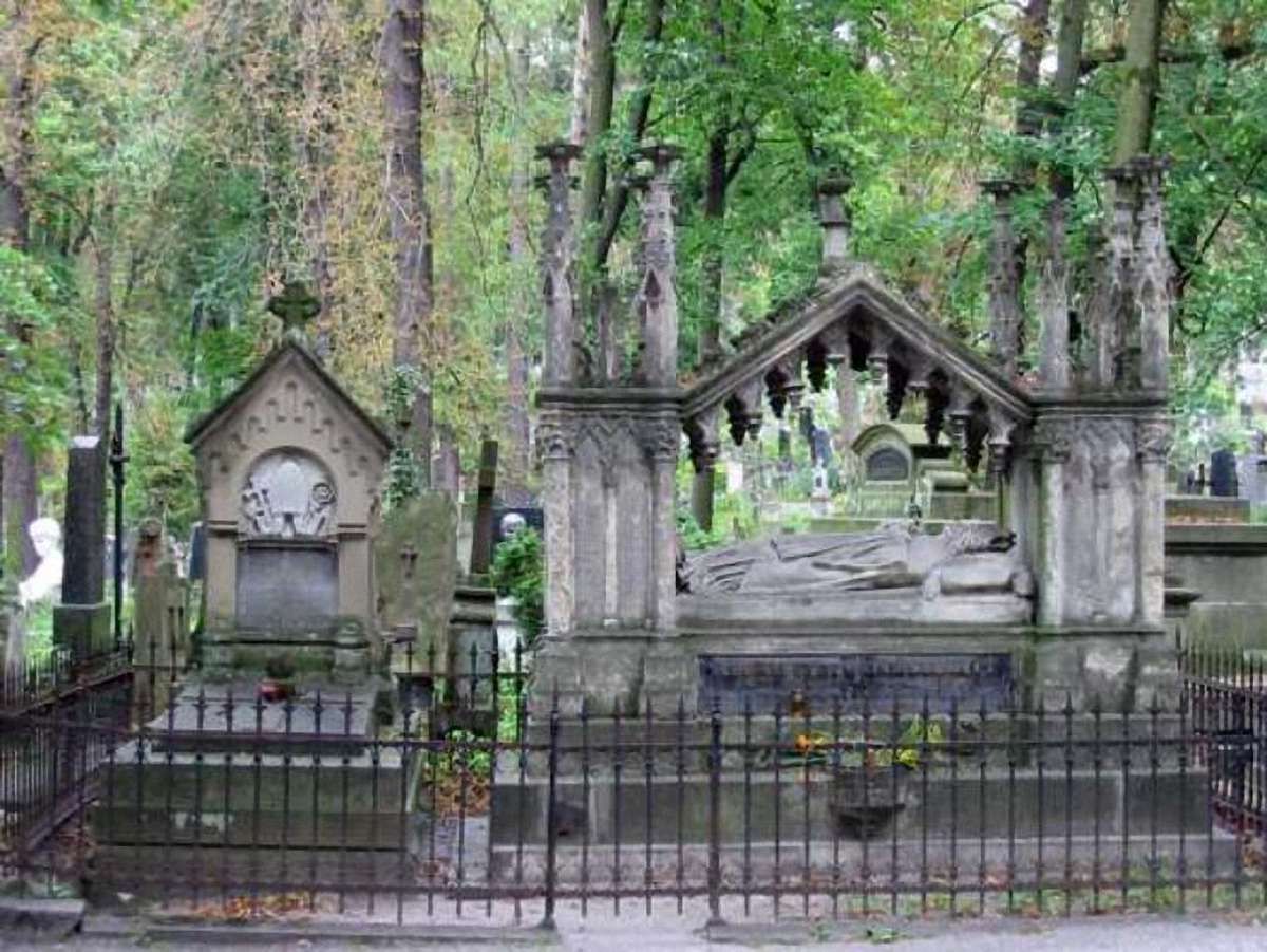 На Личаківському цвинтарі звільнили половину охоронців
