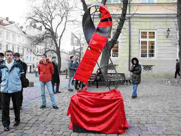 Студенти Львова встановили скульптуру червоної стрічки