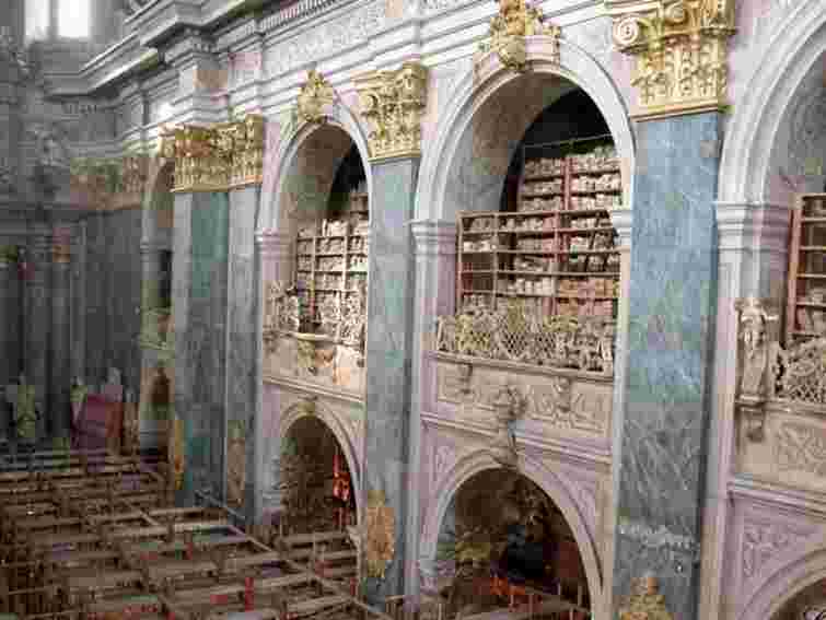 Церкву Св. Петра і Павла звільнять від книг за два тижні