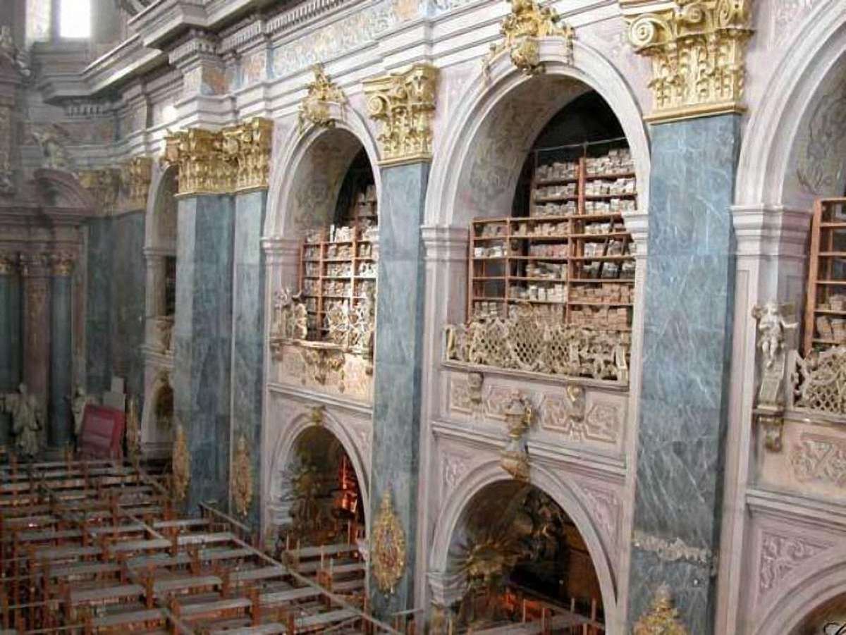 Церкву Св. Петра і Павла звільнять від книг за два тижні