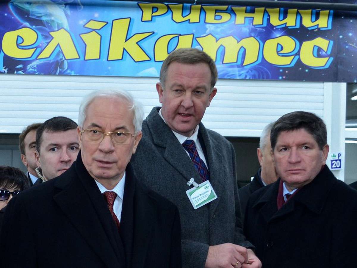 Азаров побачив у Львові задешеву моркву і картоплю